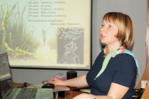 Ведущая мероприятия заведующая экологическим сектором Галина Сажинова