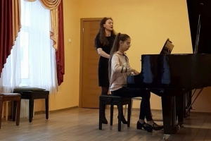 Доцент С-Петербургского государственного университета Галина Жукова занимается с учащейся класса фортепиано Марией Злобиной