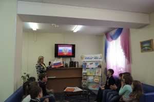 Библиотекарь Евгения Вентенберг рассказывает историю появления российского флага.