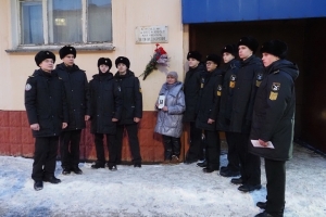 Возложение цветов к мемориальной доске Л. А. Крейна