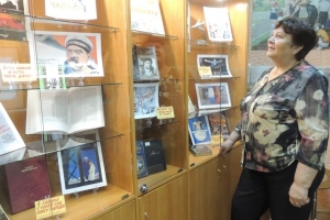 Зоя Кудрявцева, член клуба «Собеседник», знакомится с выставкой.