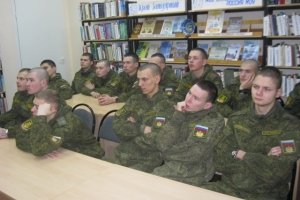 Военнослужащие слушают рассказ о блокаде Ленинграда