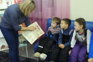 Дети знакомятся с иллюстрацией книги С. Маршака в исполнении художника-иллюстратора В.М. Конашевича