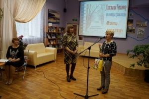 Анастасию Герасенко поздравляет директор МБУК Североморская ЦБС Ольга Ефименко. 