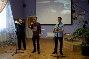 Песню «Небо славян» исполняют участники акции.