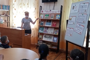 Заведующая библиотекой Ирина Трошкина рассказывает о творчестве поэта