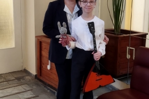 Ирина с преподавателем по классу балалайки Фунт Т.В.