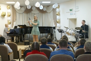 Выпускница эстрадного отделения по классу флейты Арина Тихонова
