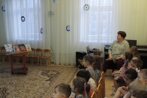 Библиотекарь Е. Жигадло рассказывает об истории саамского народа