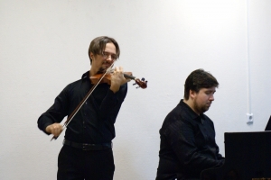 Концертный номер: Иван Иванов (скрипка), Дмитрий Онищенко (фортепиано)