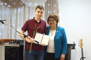 	Вручение свидетельств об окончании ДМШ - аттестат получает Дубинин Артем, выпускник класса гитары