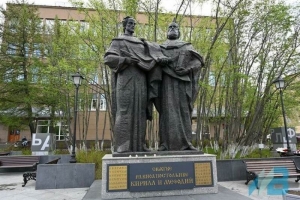 Памятник святым Кириллу и Мефодию в сквере у Областной научной           библиотеки г. Мурманска