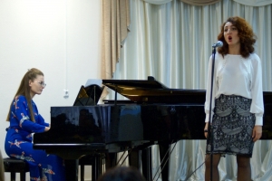 Маргарита Герасименко, стипендиат 2003 г. (вокал), Вероника Стрельникова, стипендиат 2002 г. (фортепиано)