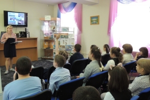 Библиотекарь Евгения Валерьевна рассказывает об особенностях природы Мурманской области