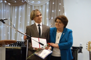 	Вручение свидетельств об окончании ДМШ - аттестат с отличием получает Михайлов Антон, выпускник класса гитары