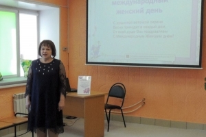 С поздравлением выступает старший воспитатель детского сада №51 Елена Щеникова