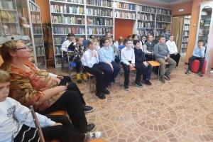 Ребята задают разнообразные вопросы инспектору