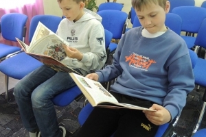 Мальчиков заинтересовали книги о великом императоре Петре 1
