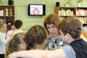 Библиотекарь Оксана Степанова объясняет условия конкурса.