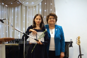	Вручение свидетельств об окончании ДМШ - аттестат получает Коваленко Ксения, выпускница класса домры