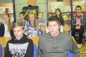 Ребята внимательно слушают выступающих