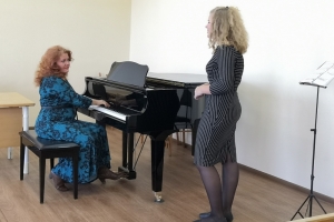 Мария Людько, заслуженная артистка России (г. Санкт-Петербург) занимается с учащейся класса вокала Эрикой Верескун
