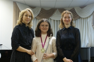Вера Лобанова с преподавателем Марковой О.В. и концертмейстером Федоровой М.М. 