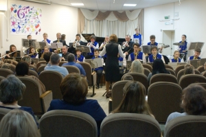 Выступает сводный духовой оркестр учащихся и преподавателей ДМШ "Юниор-бэнд" (руководитель Ирина Киселева)