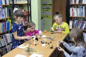 Дети мастерят поделки из природных материалов.