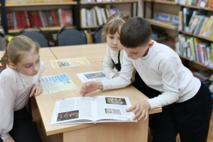 Учащиеся активно рассматривают книги о славянской письменности