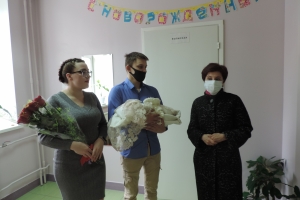 О.А. Ефименко поздравляет счастливую семью Кочановых