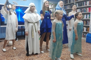 Сцена из спектакля «Дар неземной»